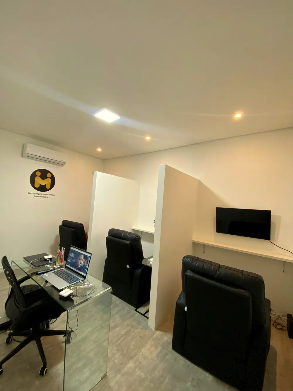 Sala de neuromodulação do Instituto IIM, com poltronas individuais para sessões de neurofeedback e TDCS
